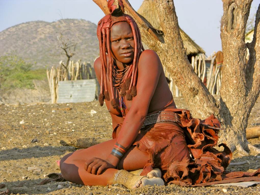 Mujer Himba sentada