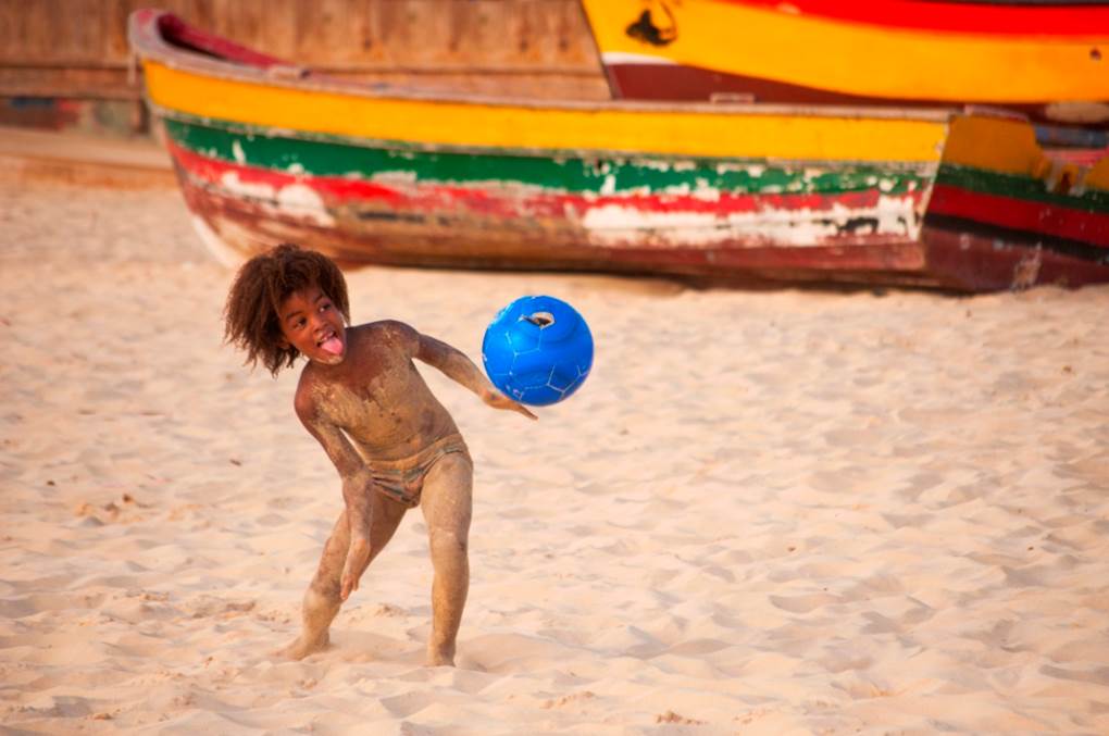 Niño jugando en playa de isla de sal
