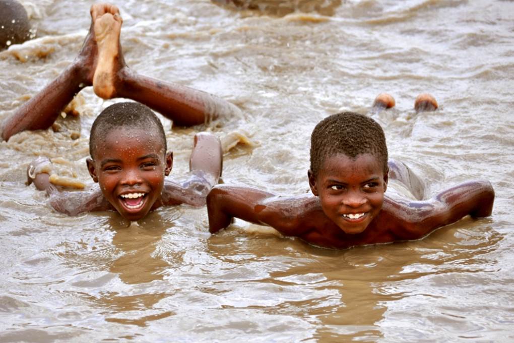 Niños jugando en el río Saunyi