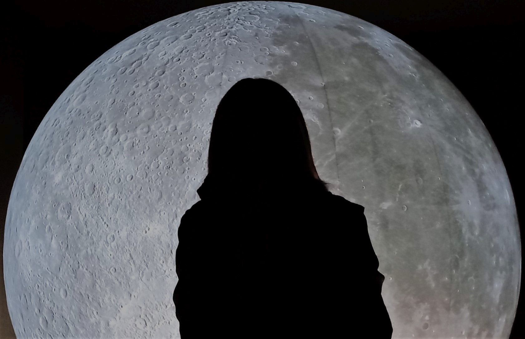 Silueta de mujer observando la luna