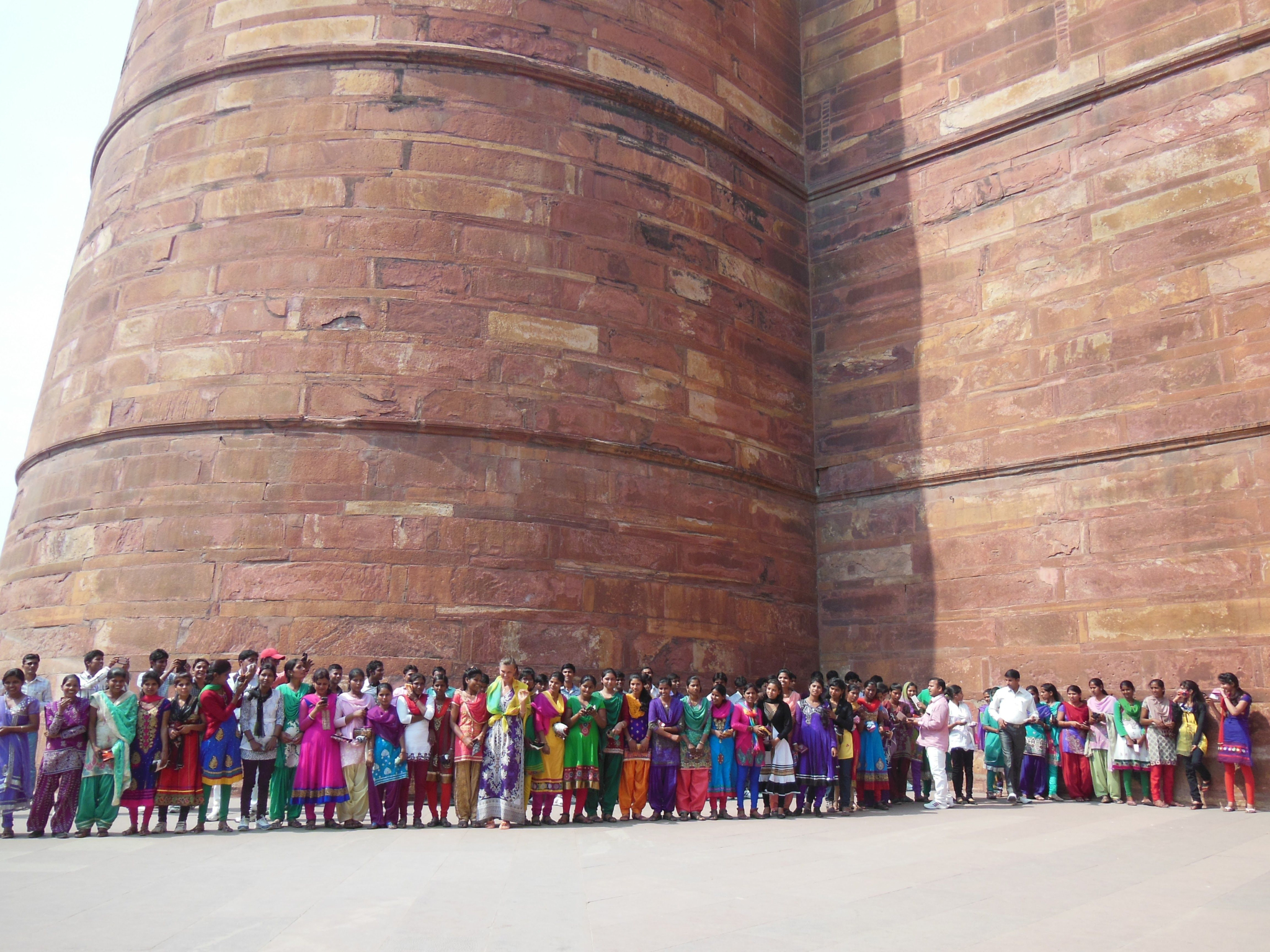 Un grupo de mujeres viajando al Taj Mahal