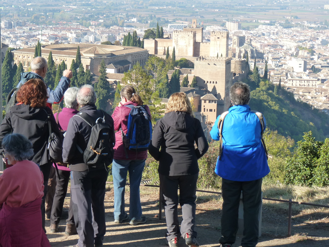 gente observando la Alhambra